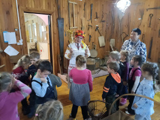 работники Новодугинского музея провели игровую программу «Что нам осень в дом приносит» для воспитанников детского сада - фото - 9