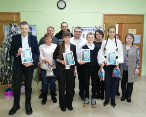 лучших школьников Новодугинского района поздравили с наступающим Новым годом и вручили ценные подарки - фото - 9