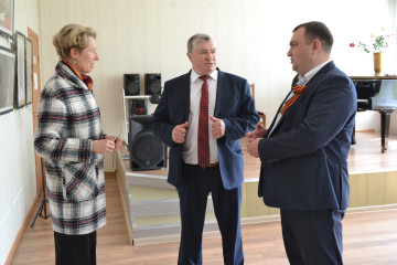 глава Новодугинского округа с депутатом Смоленской областной Думы с рабочим визитом в Новодугинской ДШИ - фото - 3