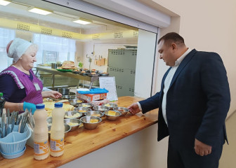 рабочий визит: Глава округа проверил школьное питание - фото - 4