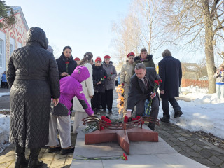 торжественный митинг, посвященный Дню освобождения Новодугинского округа, прошел у Братской могилы № 5 - фото - 4