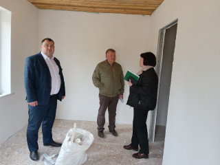 глава округа оценил ход капитального ремонта в Новодугинском музее - фото - 3