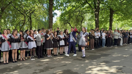 в школах округа прозвенел Последний звонок: праздник прощания с детством - фото - 14