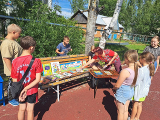 работники Новодугинской детской библиотеки организовали мероприятие «Мы лето с книгой проведём» - фото - 4